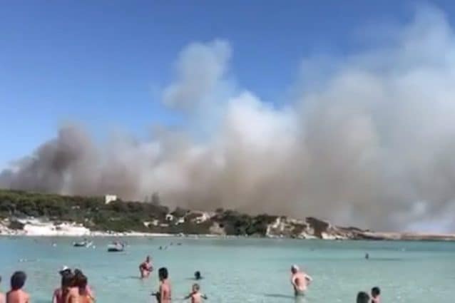 ITALIA – DEVASTANTE INCENDIO IN SPIAGGIA. Bagnanti in fuga e tanta paura: IL VIDEO