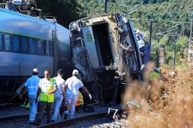 Treno deraglia e si scontra con le auto in strada: ci sono morti