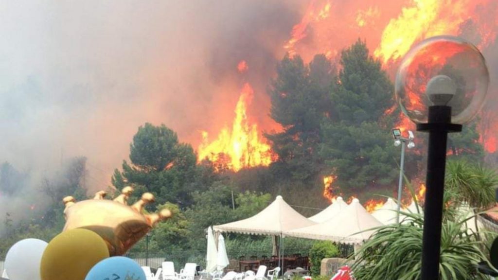 Italia terribile incendio nel centro della città. Il fuoco ha raggiunto le abitazioni. Le immagini impressionanti