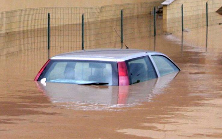 Maltempo in Italia, bimbo prigioniero dall’auto in mezzo all’acqua. Ecco cosa sta accadendo