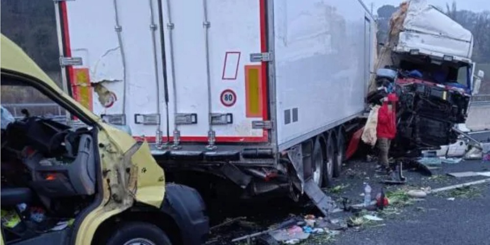 Grave Incidente In Autostrada, Un Camion Che Trasportava Cani E Gatti ...