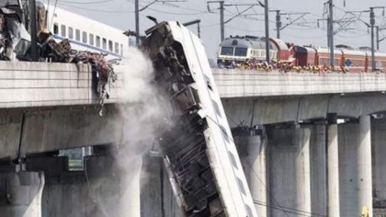 Terribile schianto tra due treni almeno 200 feriti: si temono morti. (VIDEO)