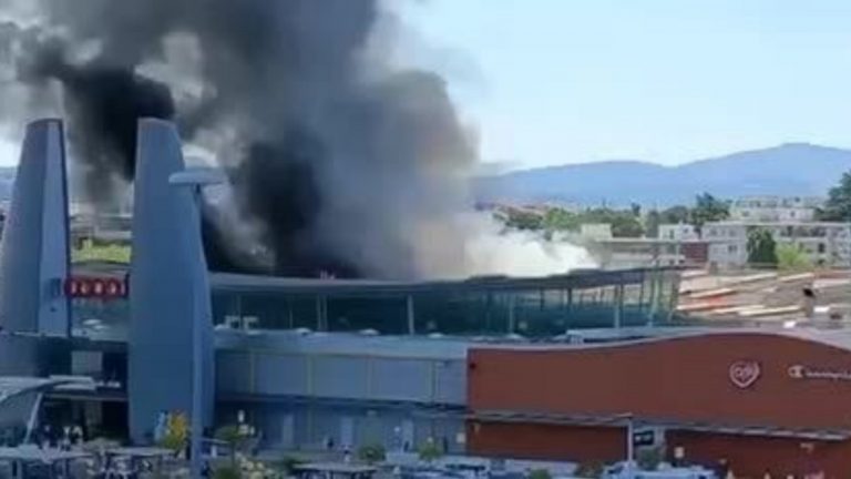 Italia, centro commerciale in fiamme, evacuazione e soccorsi in atto: le spaventose immagini [VIDEO]