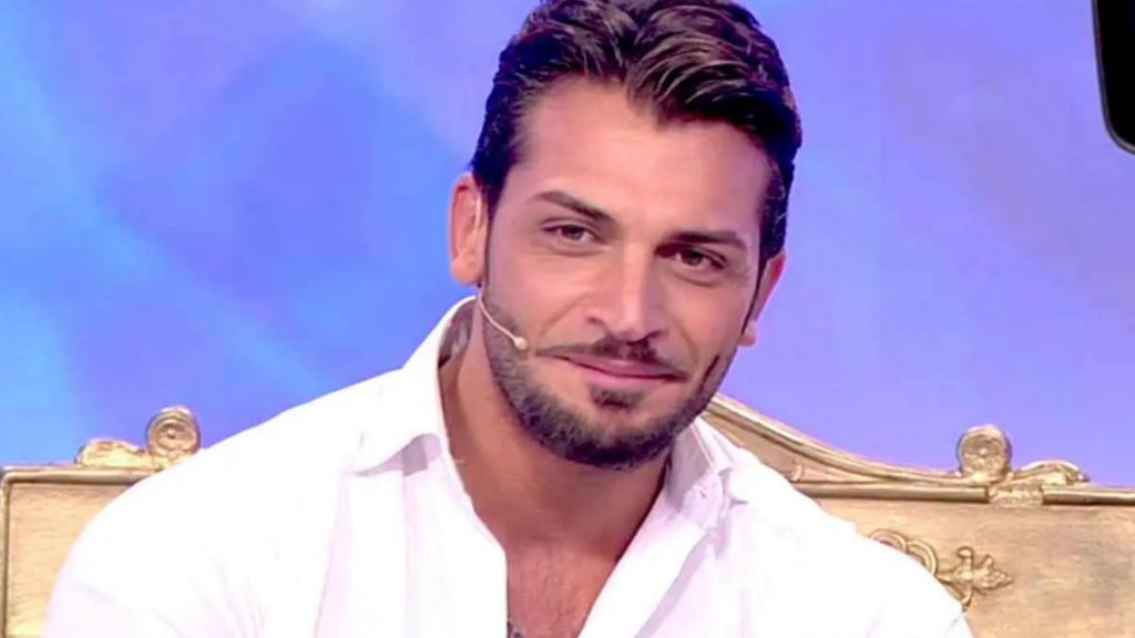 Il coming out di Mariano: “Mi vedo con un personaggio molto famoso della Tv”. Ecco chi è