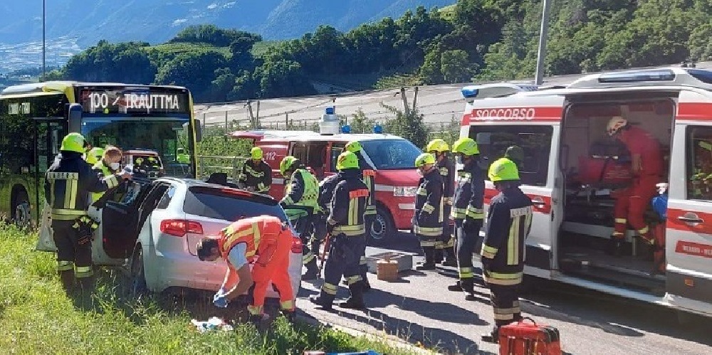 Grave incidente coinvolge un autobus carico di passeggeri: persone estratte dalle lamiere