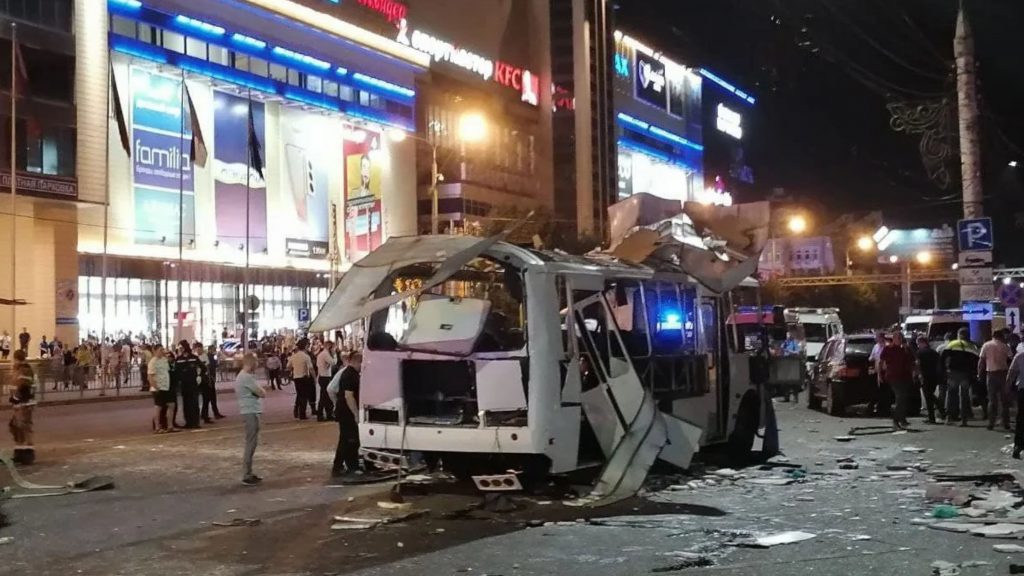 Esplode autobus, ci sono due morti e 16 feriti