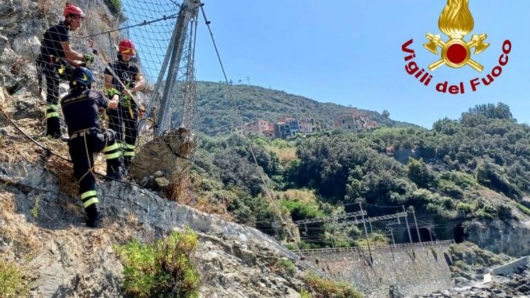 Italia, frana sulla spiaggia: bagnanti in fuga