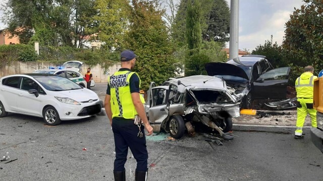 Italia, tragico schianto coinvolge 5 auto: morti e feriti sull’asfalto