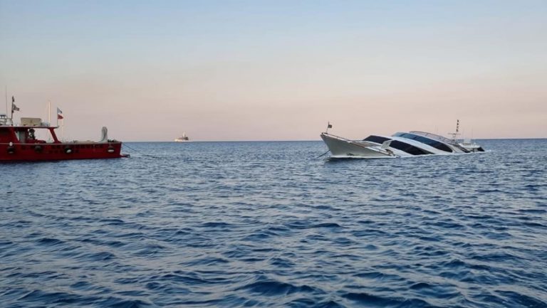 È accaduto in Italia: yacht super lusso affonda davanti ai bagnanti increduli