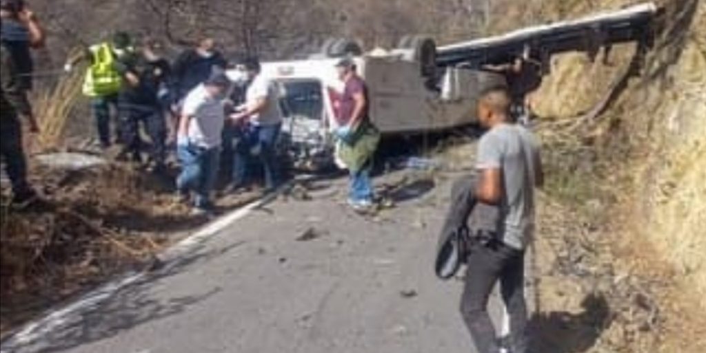 Un volo di 200 metri, autobus precipita da un burrone: il bilancio delle vittime è molto grave