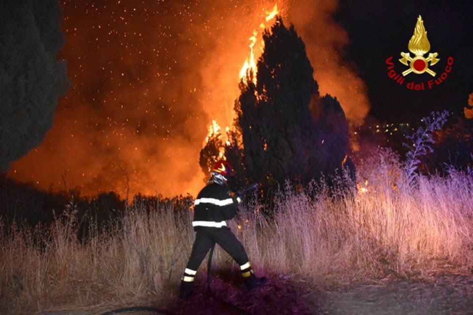 Italia, ennesimo incendio infernale. Almeno 4 morti: è un disastro