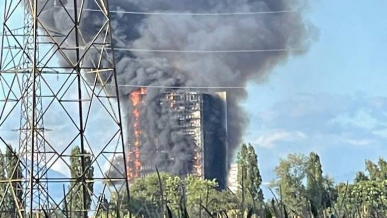 Dramma in Italia, devastante incendio sta divorando un palazzo: soccorsi in atto