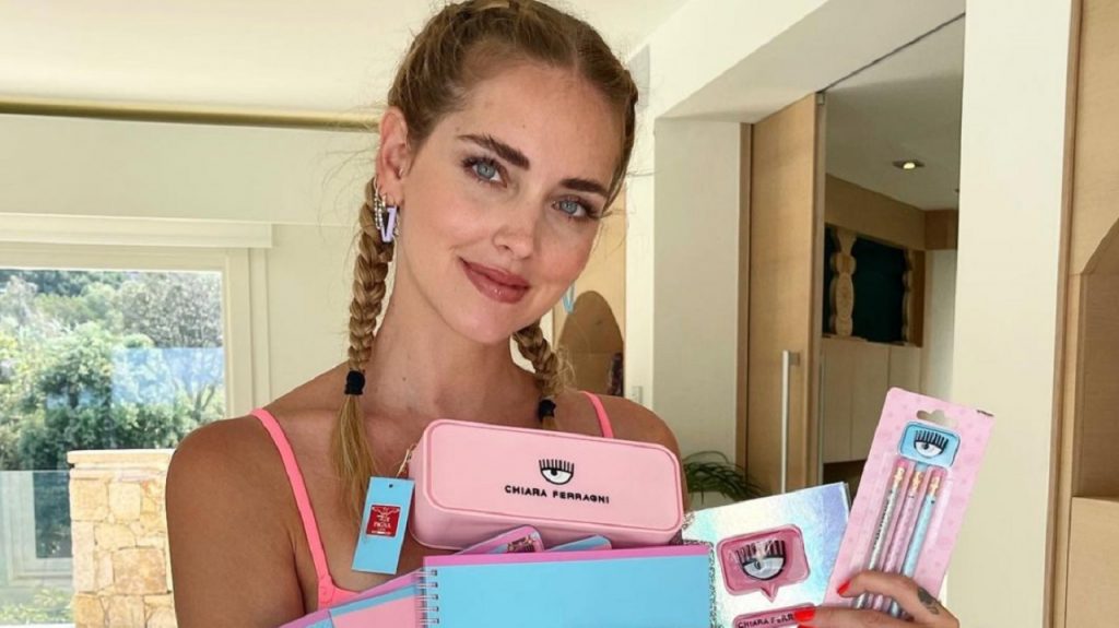 Chiara Ferragni lancia la linea scuola ma è polemica sui prezzi: quanto costa