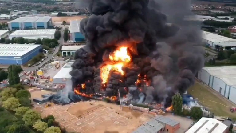 Prima diverse esplosioni e poi l’incendio, fuga dei residenti: almeno un disperso