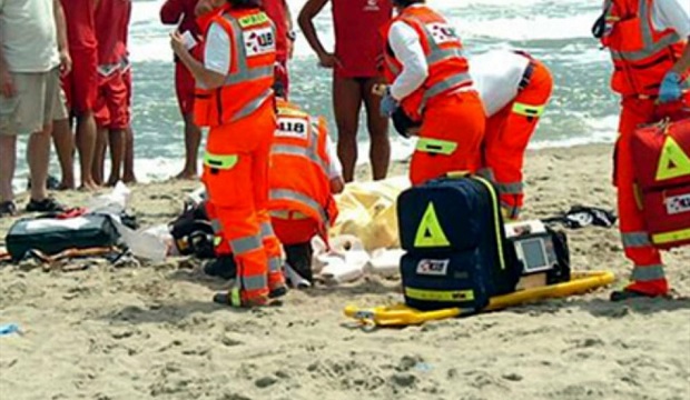 Va a fare un bagno in mare e si sente male: muore davanti ai bagnanti