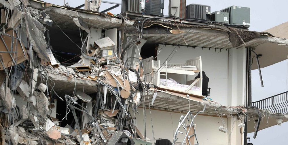 Crolla palazzina: un ragazzo di 15 anni estratto senza vita