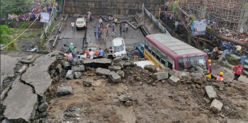 Crolla il ponte in autostrada, soccorsi in azione: “Si cercano dispersi”