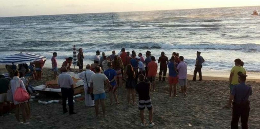 “Ci sono morti”. Bagnanti travolti dalle onde: ennesimo dramma in spiaggia