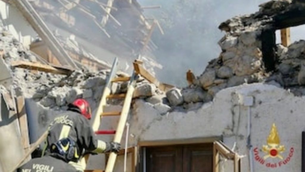 Italia, crolla edificio: si scava tra le macerie