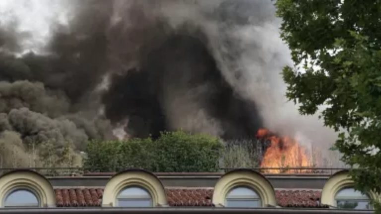 Italia, il palazzo sta andando in fiamme. Persone intrappolate sui balconi: i soccorsi sono in arrivo [VIDEO]