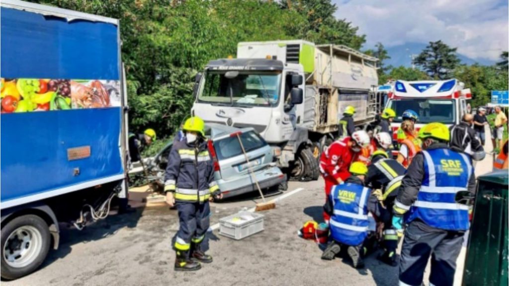 Italia, camion rompe i freni travolgendo in velocità ogni mezzo lungo il suo cammino: un disastro