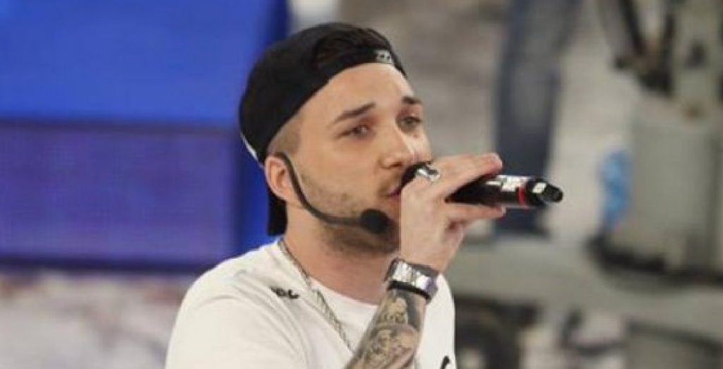 “Irriconoscibile, è un’altra persona”. La trasformazione del cantante (Foto)