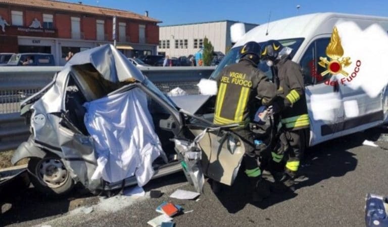 Italia, tragico schianto coinvolge 7 auto: morti e feriti sull’asfalto