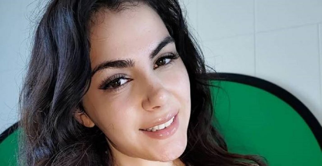 “Con un pennone multicolor..” Svela dettagli molto intimi: Valentina Nappi lascia i fan a bocca aperta