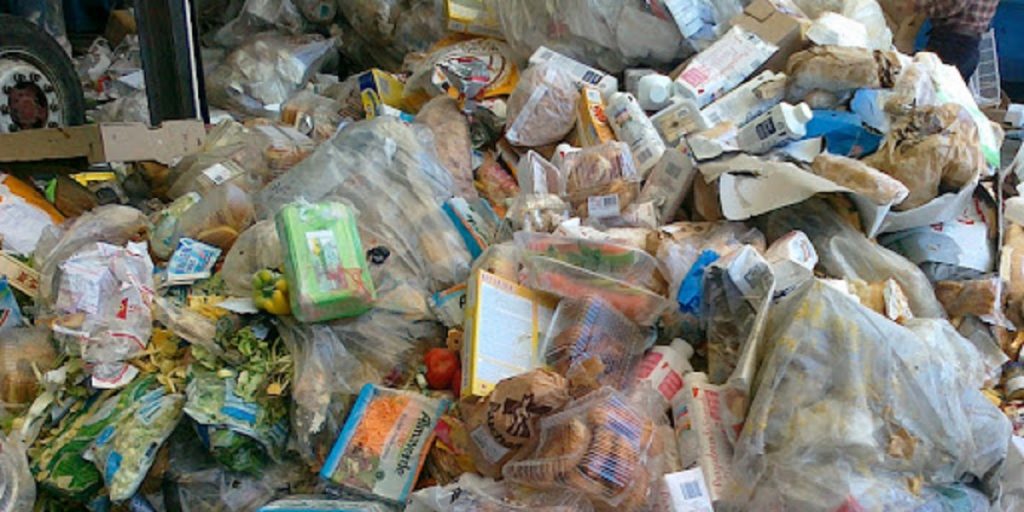 Sequestrate 6 tonnellate di cibo scaduto da anni della nota catena di supermercati