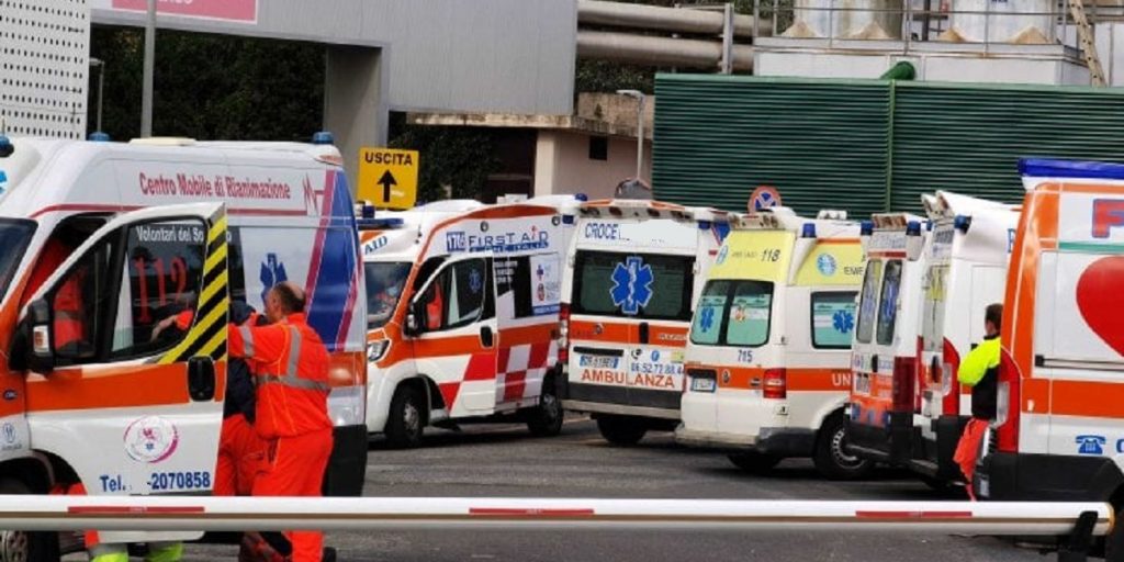 Boom di malori a scuola nel giro di 2 ore: coinvolti decine di studenti