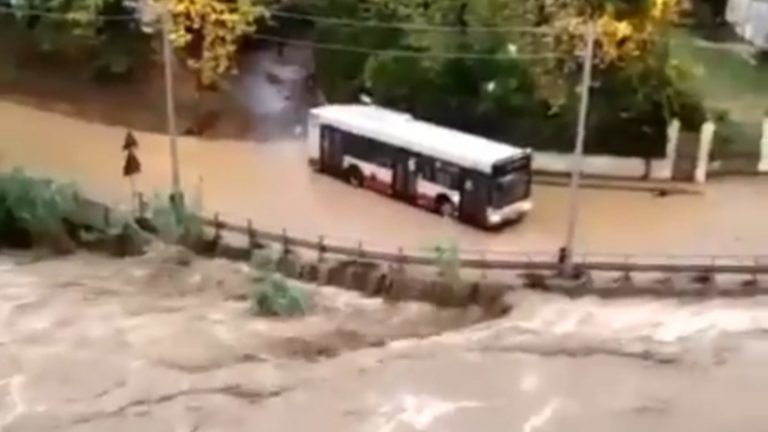 Nubifragio in Italia, autobus pieno di passeggeri in balia della furia dell’acqua [VIDEO]