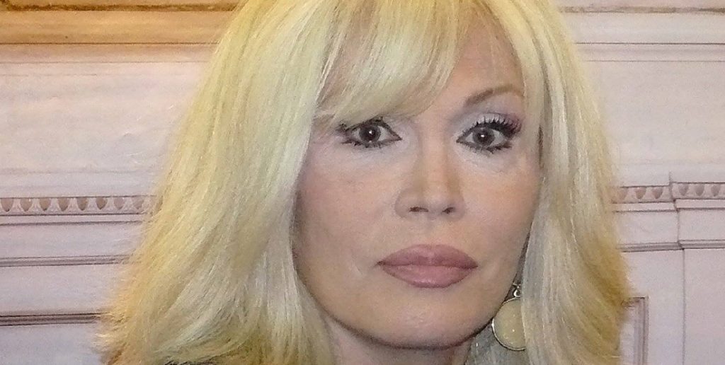 Amanda Lear: “Da ragazzina avevo il pisel*o?” Dopo anni di silenzio finalmente racconta tutta la verità