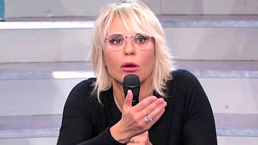 Amici, la denuncia choc al maestro: “Mi ha palpeggiato quelle parti”. Maria de Filippi furiosa lo caccia