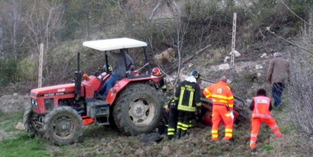 Travolta dal padre mentre stava lavorando: schiacciata con il trattore