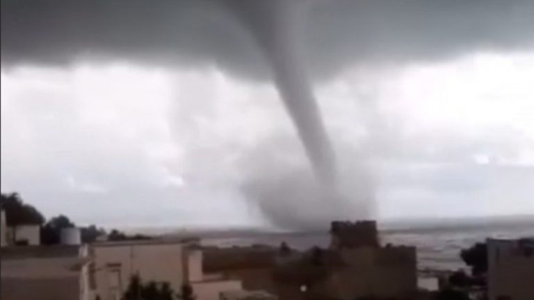 Devastante tromba d’aria in corso, migliaia di danni e panico tra la popolazione [VIDEO]