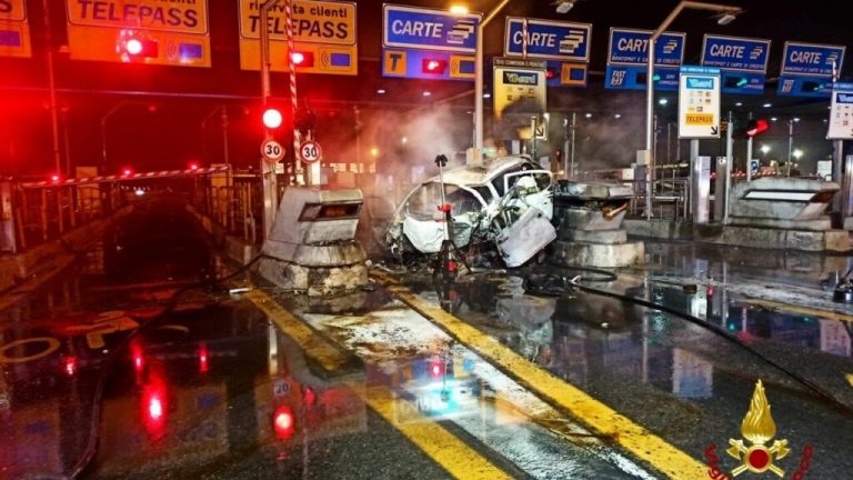 Italia, tragico schianto al casello: morti e feriti sull’asfalto