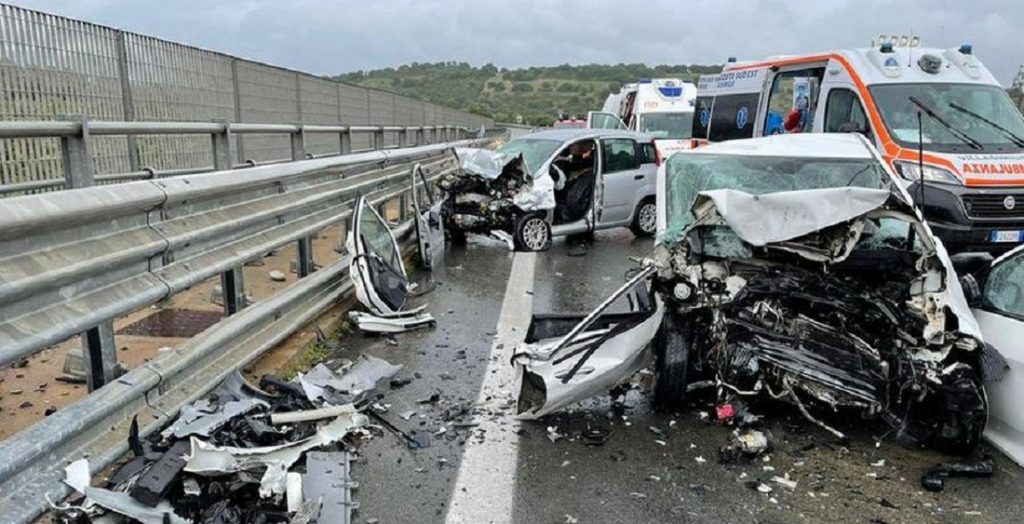 Italia, l’auto invade la corsia opposta e finisce in tragedia