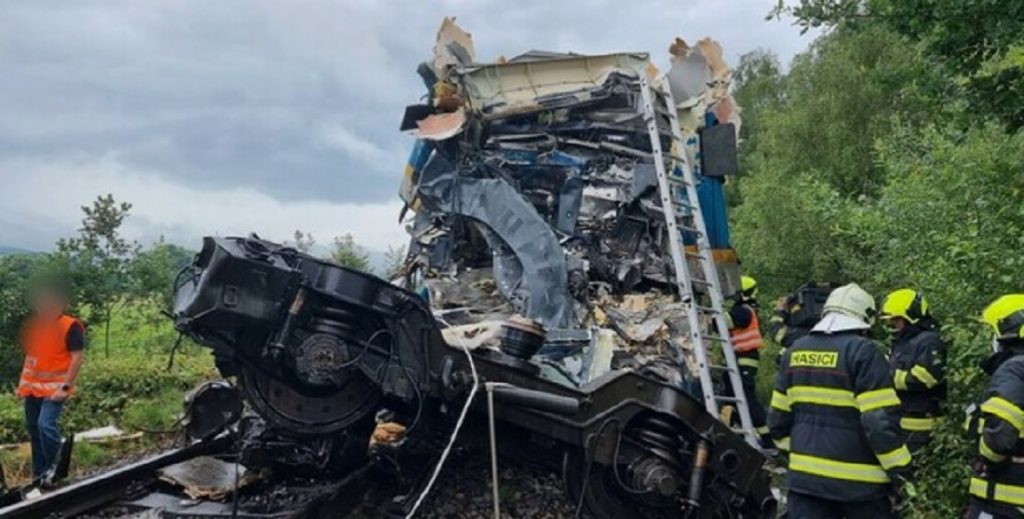 Scontro tra due treni: sul posto centinaia di addetti ai servizi di emergenza