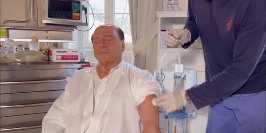 Silvio Berlusconi, l’annuncio shock in diretta Tv: “Ecco cos’è successo alla sua faccia dopo il vaccino”