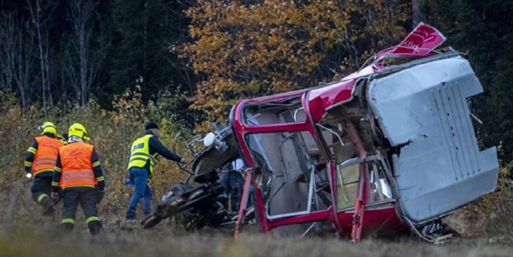 Si spezza la fune e la funivia precipita fino a schiantarsi al suolo: ci sono morti