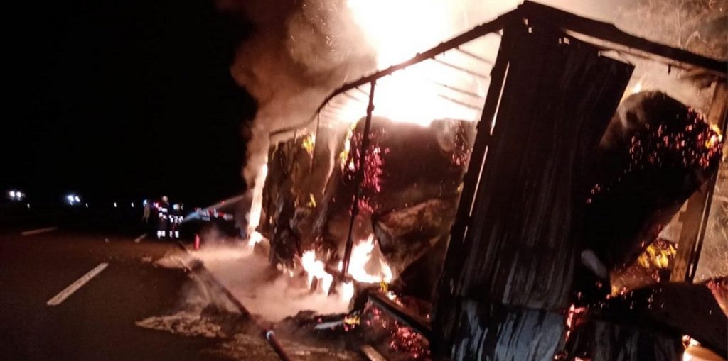 Tir si schianta al casello autostradale: ci sono decine di morti