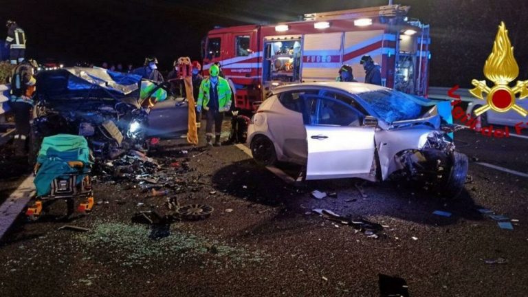 Italia, tragico schianto frontale: morti e feriti sull’asfalto