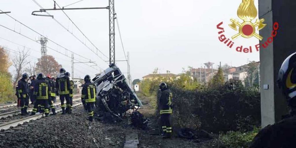 Dramma in Italia, pulmino precipita dal ponte e si schianta sui binari: travolto dal treno