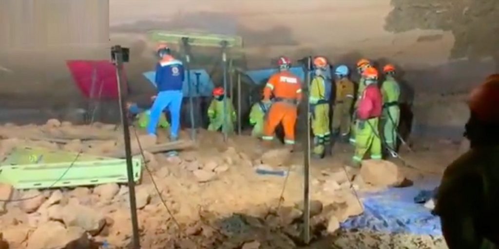 Crolla la grotta, almeno 9 vigili morti: il drammatico video