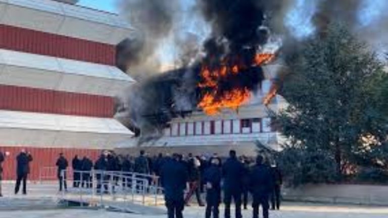 Italia, incendio nella caserma dei carabinieri: un militare si lancia dalla finestra