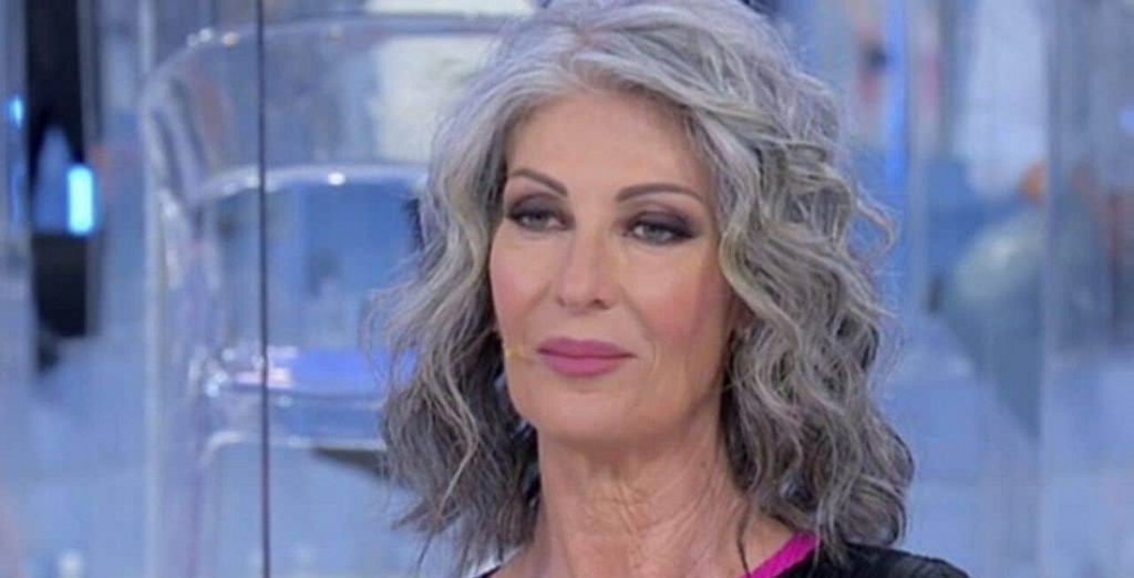 Isabella Ricci, addio alla dama di U&D. Il dramma di Natale, Maria de Filippi distrutta: “Mi dispiace”