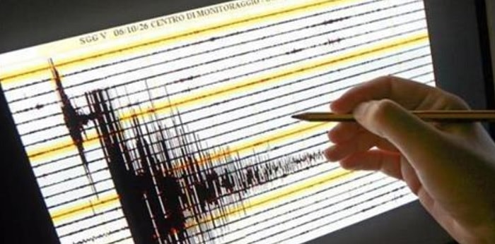 Italia, 8 forti scosse di terremoto in pochi minuti: gente in strada. I primi aggiornamenti