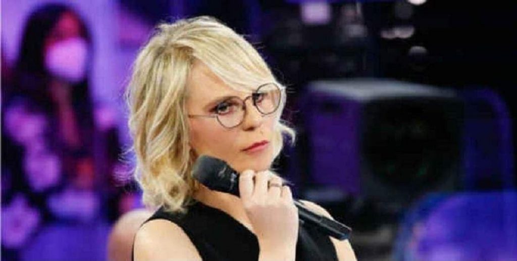 Amici di Maria De Filippi, il volto noto della trasmissione vuota il sacco: “Facciamo l’amore nei camerini”