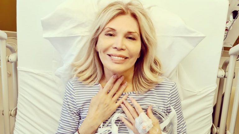 Amanda Lear, operata d’urgenza al cuore: le sue condizioni