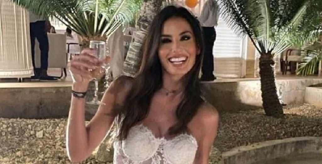 Elisabetta Gregoraci, il folle prezzo di questo abito bianco lascia senza parole: la cifra è altissima